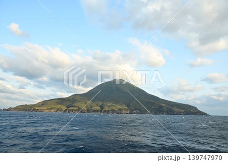 トカラ列島の北端にある火山島　口之島 139747970