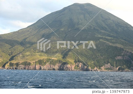 トカラ列島の北端にある火山島　口之島 139747973