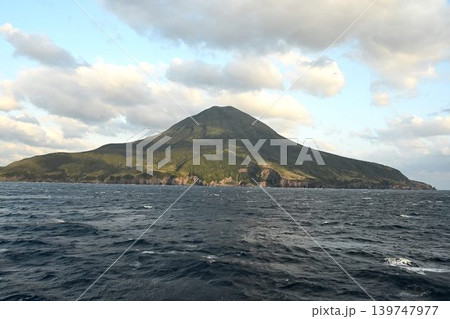 トカラ列島の北端にある火山島　口之島 139747977