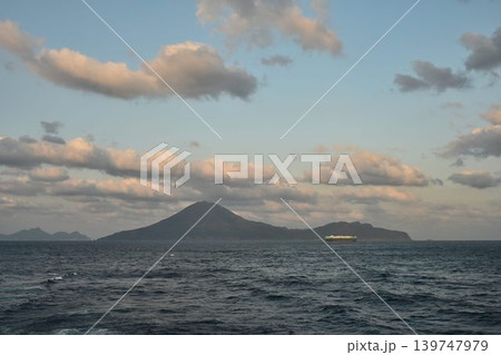 トカラ列島の北端にある火山島 口之島 トカラ列島の北端にある火山島 口之島 139747979