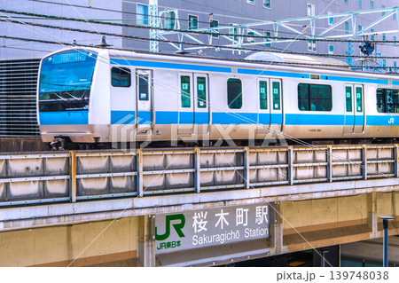 日本の東京都市景観桜木町駅を出発した京浜東北・根岸線（先頭車両）などを望む（電車にのみブレ…） 139748038