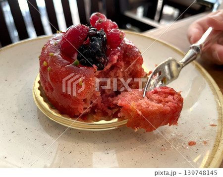 ベリーのサバラン フォークで崩した断面 食べかけ ベリーのサバラン フォークで崩した断面 食べかけ 139748145