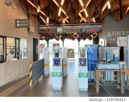 駅の窓口とIC専用の改札 駅の窓口とIC専用の改札 139748321