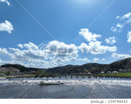 斐伊川 願い橋と桜並木 沈下橋春景色 空撮映像 斐伊川 願い橋と桜並木 沈下橋春景色 空撮映像 139748432