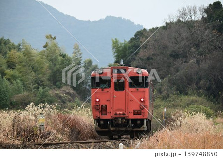 JR山口線　大山路踏切を通過する「たらこ」（キハ40系） 139748850