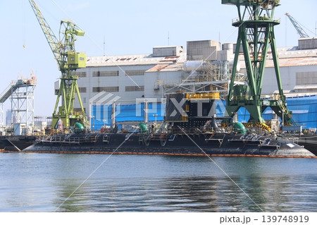 川崎重工業神戸工場第4ドックで定期検査(オーバーホール)中の潜水艦 川崎重工業神戸工場第4ドックで定期検査(オーバーホール)中の潜水艦 139748919