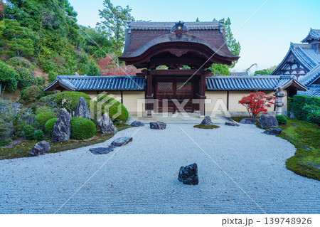 秋の光明寺　信楽庭と勅使門 139748926