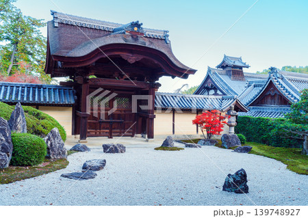 秋の光明寺　信楽庭と勅使門 139748927