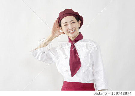 女性　パティシエ・パン屋・カフェ店員　聴くポーズ　白背景 139748974