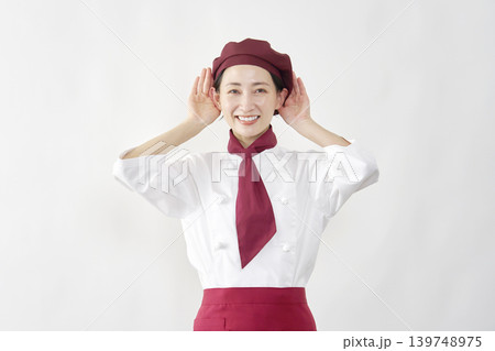 女性 パティシエ・パン屋・カフェ店員 聴くポーズ 白背景 女性 パティシエ・パン屋・カフェ店員 聴くポーズ 白背景 139748975