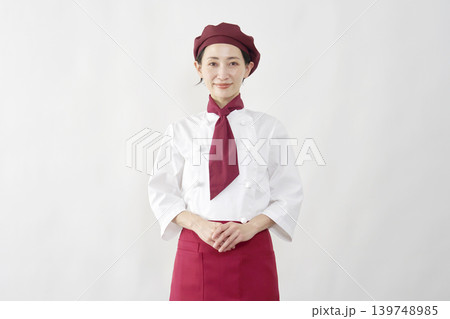 女性　パティシエ・パン屋・カフェ店員　ポートレート　カメラ目線　白背景 139748985