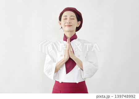 女性 パティシエ・パン屋・カフェ店員 祈る 白背景 女性 パティシエ・パン屋・カフェ店員 祈る 白背景 139748992