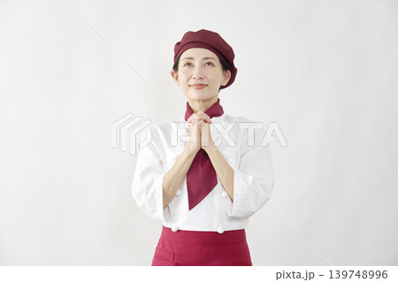 女性 パティシエ・パン屋・カフェ店員 祈る 白背景 女性 パティシエ・パン屋・カフェ店員 祈る 白背景 139748996