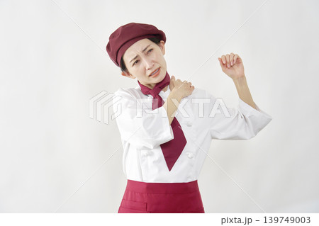 女性 パティシエ・パン屋・カフェ店員 肩こり 白背景 女性 パティシエ・パン屋・カフェ店員 肩こり 白背景 139749003