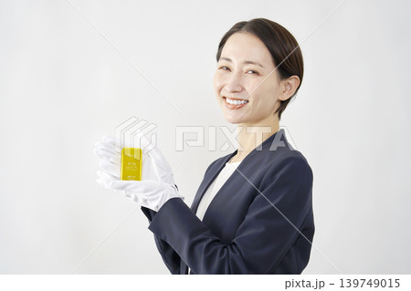 金塊を持つ女性鑑定士 白背景 金塊を持つ女性鑑定士 白背景 139749015