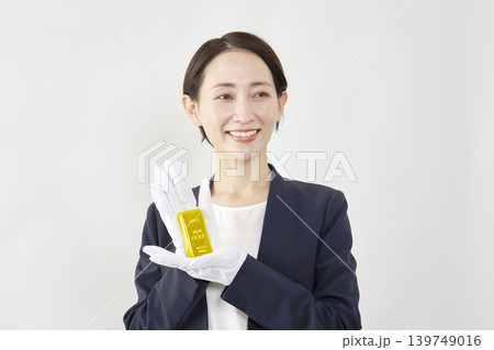 金塊を持つ女性鑑定士 白背景 金塊を持つ女性鑑定士 白背景 139749016