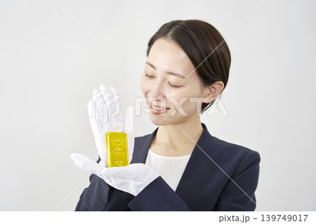 金塊を持つ女性鑑定士　白背景 139749017