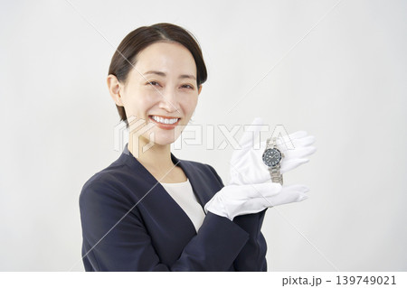 腕時計を持つ女性鑑定士 白背景 腕時計を持つ女性鑑定士 白背景 139749021