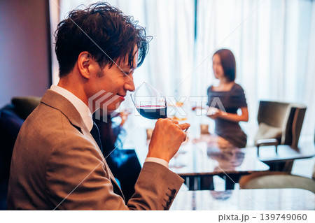 ホテルで過ごす人々 ホテルで過ごす人々 139749060