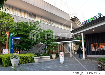 埼玉県　大宮の商業施設コクーンシティと新緑と道案内 139749178