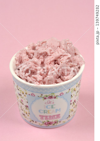 Strawberry ice cream in a decorative cup 139749282