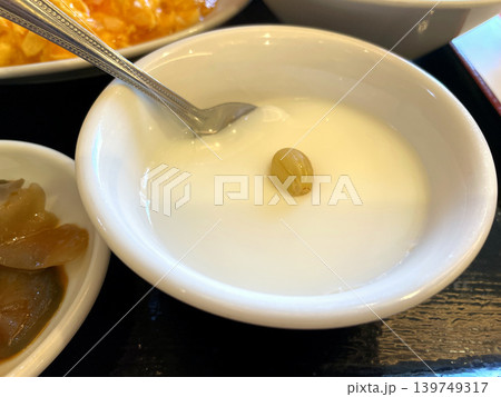 杏仁豆腐 白い器 スプーン添え 中華デザート 杏仁豆腐 白い器 スプーン添え 中華デザート 139749317