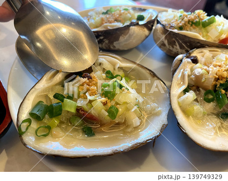 活ホッキ貝のニンニクソース蒸し スプーンでソースをかける 活ホッキ貝のニンニクソース蒸し スプーンでソースをかける 139749329