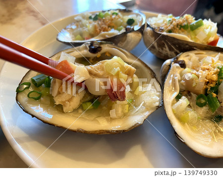 活ホッキ貝のニンニクソース蒸し 箸で身を取り出す 活ホッキ貝のニンニクソース蒸し 箸で身を取り出す 139749330