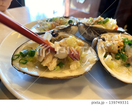 活ホッキ貝のニンニクソース蒸し 箸で身を取り出す 139749331