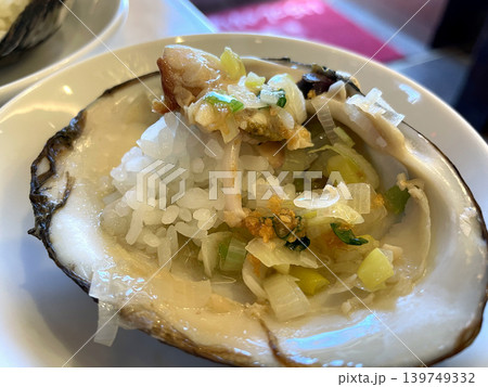活ホッキ貝の殻にご飯を入れて食べる 殻ご飯 中華流 活ホッキ貝の殻にご飯を入れて食べる 殻ご飯 中華流 139749332