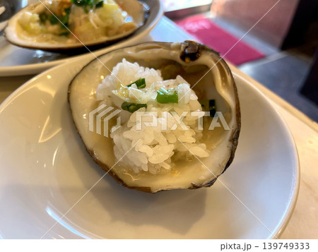 活ホッキ貝の殻にご飯を入れて食べる 殻ご飯 中華流 139749333