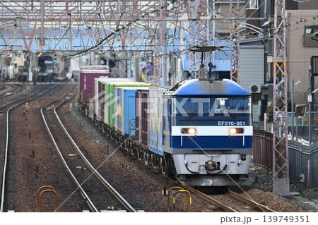 複々線東海道本線を行く長大貨物列車 甲南山手駅通過 複々線東海道本線を行く長大貨物列車 甲南山手駅通過 139749351