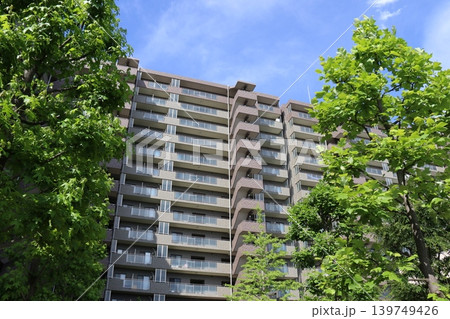 青空と新緑の木々に包まれる分譲マンション「ガーデナヴィル市川妙典」の外観遠景 青空と新緑の木々に包まれる分譲マンション「ガーデナヴィル市川妙典」の外観遠景 139749426