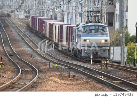 さくら夙川駅を通過する 下り 長大編成貨物列車 さくら夙川駅を通過する 下り 長大編成貨物列車 139749438