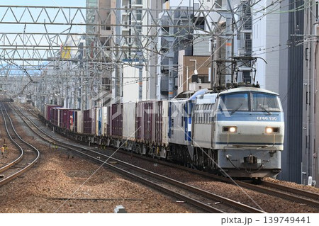 さくら夙川駅を通過する 下り 長大編成貨物列車 さくら夙川駅を通過する 下り 長大編成貨物列車 139749441