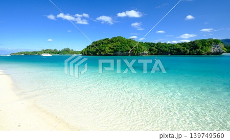 カビラ湾の青い海と波の風景 139749560