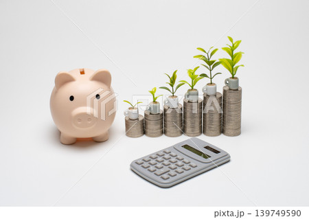 ぶたの貯金箱と電卓と積み上がるコインで増える貯金のイメージ ぶたの貯金箱と電卓と積み上がるコインで増える貯金のイメージ 139749590