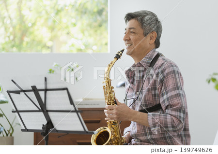 サックスを持った笑顔の60代の男性　 139749626
