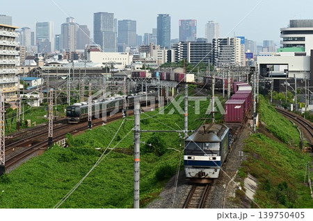 大阪の高層ビル群を背景に北方貨物線を進む 139750405