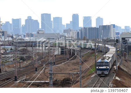 大阪の高層ビル群を背景に北方貨物線を進む 139750407