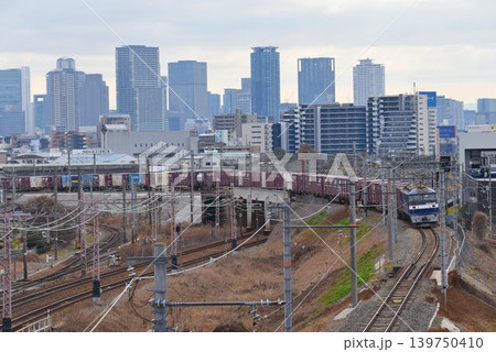 大阪の高層ビル群を背景に北方貨物線を進む 大阪の高層ビル群を背景に北方貨物線を進む 139750410