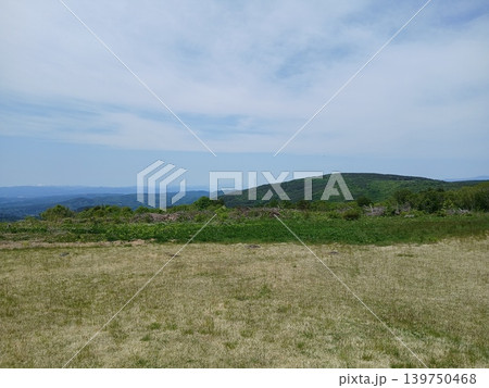 高原の風景と遠くの山並み 1 高原の風景と遠くの山並み 1 139750468