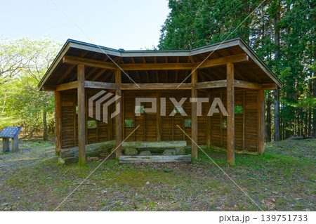 由良ヶ岳の登山道にある東屋 由良ヶ岳の登山道にある東屋 139751733