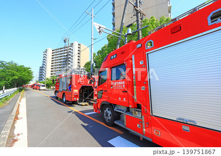 愛知県名古屋市、消火活動する消防車の風景 愛知県名古屋市、消火活動する消防車の風景 139751867