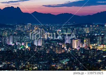 Seoul, South Korea - May. 17, 2026 : Breathtaking evening sky and twilight magic hour over the dense cityscape of Seoul from Yongmasan Mountain, South Korea 139751925