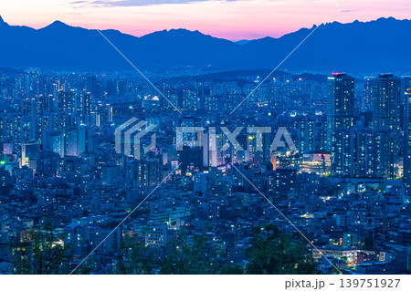 Seoul, South Korea - May. 17, 2026 : Breathtaking evening sky and twilight magic hour over the dense cityscape of Seoul from Yongmasan Mountain, South Korea Seoul, South Korea - May. 17, 2026 : Breathtaking evening sky and twilight magic hour over the dense cityscape of Seoul from Yongmasan Mountain, South Korea 139751927