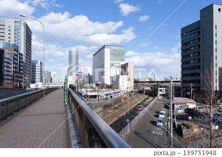 新横浜駅を陸橋から写す 139751948