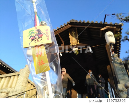 神社でお参りする人々 神社でお参りする人々 139752295
