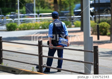 交通違反を取り締まる警察官 交通違反を取り締まる警察官 139752343