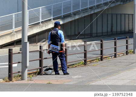 交通違反を取り締まる警察官 交通違反を取り締まる警察官 139752348
